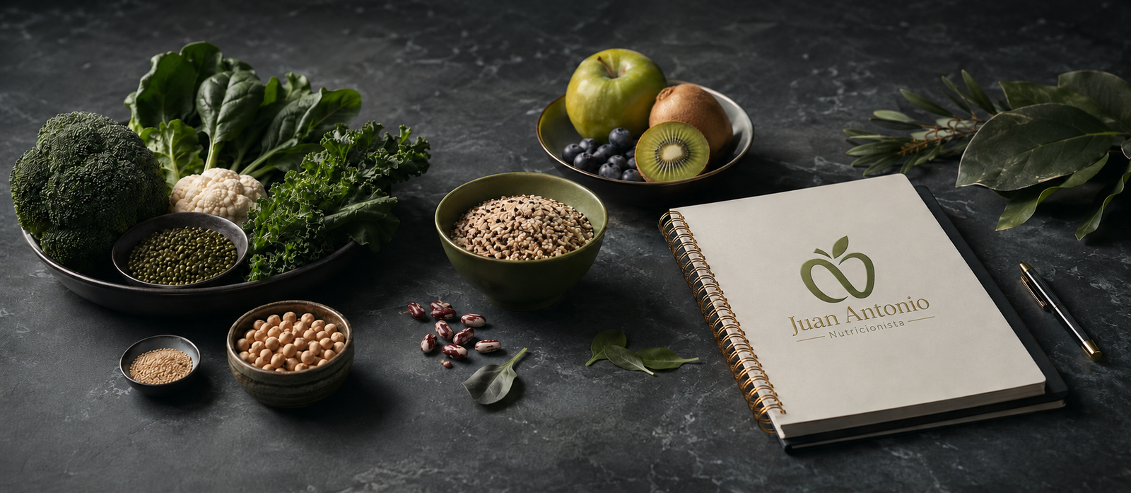 Alimentos frescos, grãos e caderno com a identidade Juan Antonio Nutricionista